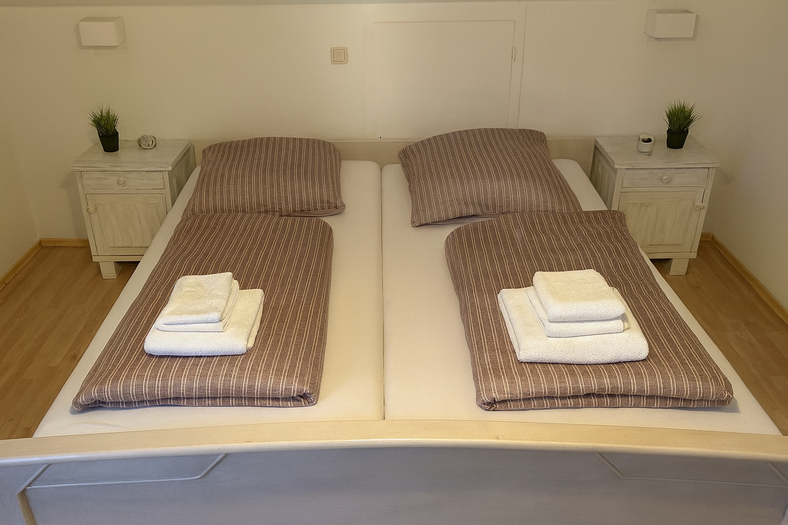 Schlafzimmer 1 mit Kingsize-Bett